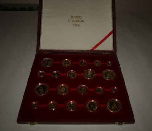 ESTUCHE COMPLETO QUINTO CENTENARIO 1989 A1992  ORO.